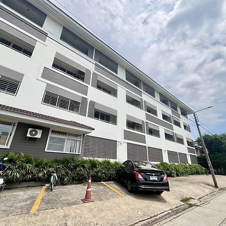 Ruan Plaisoi Apartment Бангкок Экстерьер фото