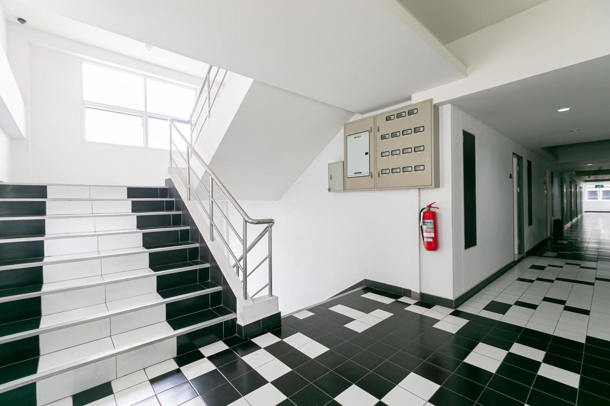 Ruan Plaisoi Apartment Бангкок Экстерьер фото